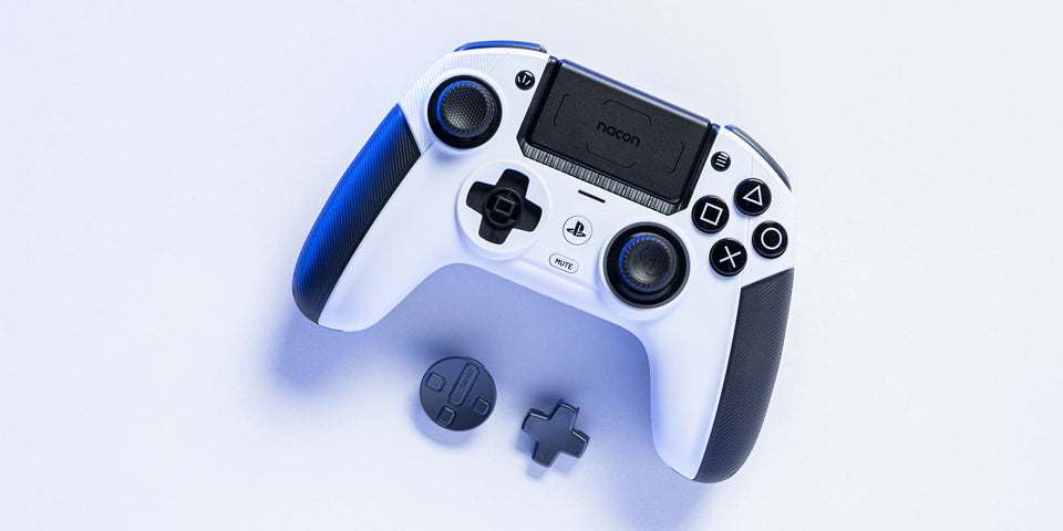 وحدة تحكم الألعاب اللاسلكية NACON Revolution 5 Pro المرخصة رسميًا لأجهزة PS5 / PS4 / الكمبيوتر الشخصي - تأثير القاعة، توقف الزناد، أزرار قابلة للتخطيط، صوت بلوتوث - أسود/أبيض