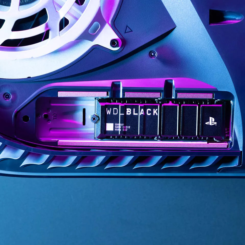 محرك الأقراص الصلبة ويسترن ديجيتال 1 تيرابايت SN850 NVMe SSD لوحدات تحكم PS5 مع مبدد حراري - Gen4 PCIe، M.2 2280، ما يصل إلى 7000 ميجابايت/ثانية - WDBBKW0010BBK-WRSN